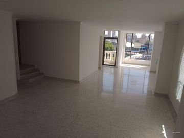 VENDO APARTAMENTO CERCA AL CENTRO COMERCIAL VIVA.