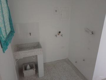 VENDO APARTAMENTO CERCA AL CENTRO COMERCIAL VIVA.