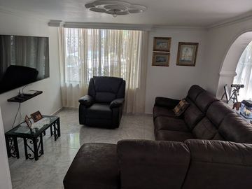 Vendo casa de dos niveles en Medellín barrio Belén la Palma