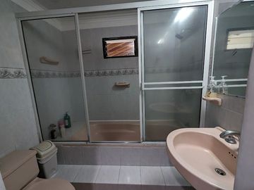 Vendo casa de dos niveles en Medellín barrio Belén la Palma