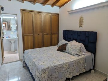 Vendo casa de dos niveles en Medellín barrio Belén la Palma