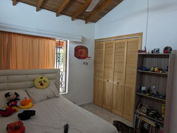 Vendo casa de dos niveles en Medellín barrio Belén la Palma