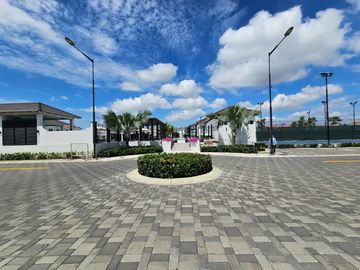 Venta de Casa Marbella en Manantial de Casalaguna Vial 1- Av. Leon F. Cordero cerca del Riocentro Dorado, La Aurora, Daule