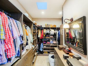 Hermosa casa a la venta de una planta con triple altura estilo Toscana en Querétaro. Vive de vacaciones en esta propiedad de concepto abierto inspirad