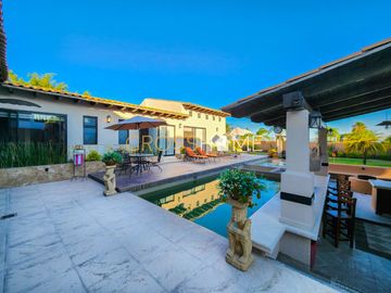 Hermosa casa a la venta de una planta con triple altura estilo Toscana en Querétaro. Vive de vacaciones en esta propiedad de concepto abierto inspirad