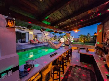 Hermosa casa a la venta de una planta con triple altura estilo Toscana en Querétaro. Vive de vacaciones en esta propiedad de concepto abierto inspirad