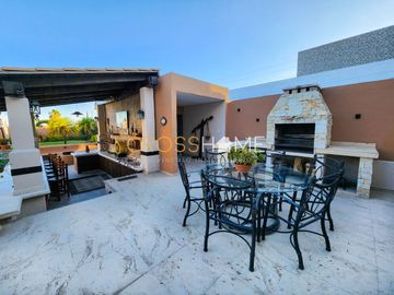 Hermosa casa a la venta de una planta con triple altura estilo Toscana en Querétaro. Vive de vacaciones en esta propiedad de concepto abierto inspirad