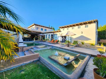 Hermosa casa a la venta de una planta con triple altura estilo Toscana en Querétaro. Vive de vacaciones en esta propiedad de concepto abierto inspirad