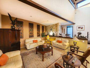 Hermosa casa a la venta de una planta con triple altura estilo Toscana en Querétaro. Vive de vacaciones en esta propiedad de concepto abierto inspirad