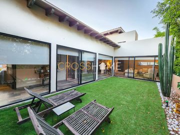 Hermosa casa a la venta de una planta con triple altura estilo Toscana en Querétaro. Vive de vacaciones en esta propiedad de concepto abierto inspirad