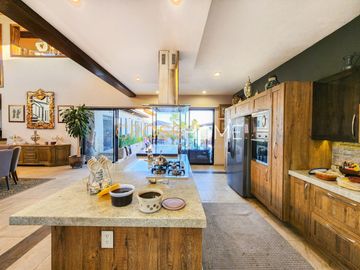Hermosa casa a la venta de una planta con triple altura estilo Toscana en Querétaro. Vive de vacaciones en esta propiedad de concepto abierto inspirad