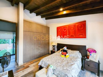 Hermosa casa a la venta de una planta con triple altura estilo Toscana en Querétaro. Vive de vacaciones en esta propiedad de concepto abierto inspirad