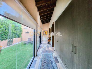 Hermosa casa a la venta de una planta con triple altura estilo Toscana en Querétaro. Vive de vacaciones en esta propiedad de concepto abierto inspirad