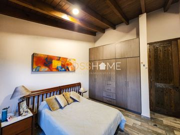 Hermosa casa a la venta de una planta con triple altura estilo Toscana en Querétaro. Vive de vacaciones en esta propiedad de concepto abierto inspirad