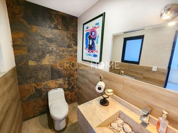 Hermosa casa a la venta de una planta con triple altura estilo Toscana en Querétaro. Vive de vacaciones en esta propiedad de concepto abierto inspirad
