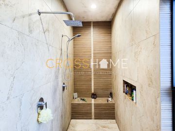 Hermosa casa a la venta de una planta con triple altura estilo Toscana en Querétaro. Vive de vacaciones en esta propiedad de concepto abierto inspirad