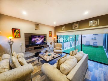 Hermosa casa a la venta de una planta con triple altura estilo Toscana en Querétaro. Vive de vacaciones en esta propiedad de concepto abierto inspirad