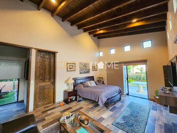 Hermosa casa a la venta de una planta con triple altura estilo Toscana en Querétaro. Vive de vacaciones en esta propiedad de concepto abierto inspirad