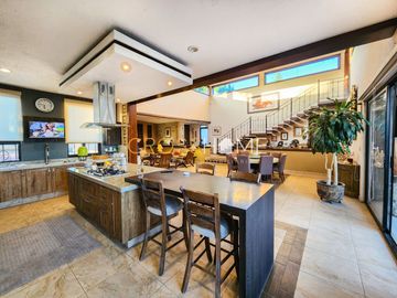Hermosa casa a la venta de una planta con triple altura estilo Toscana en Querétaro. Vive de vacaciones en esta propiedad de concepto abierto inspirad