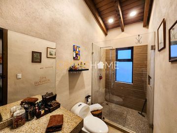 Hermosa casa a la venta de una planta con triple altura estilo Toscana en Querétaro. Vive de vacaciones en esta propiedad de concepto abierto inspirad
