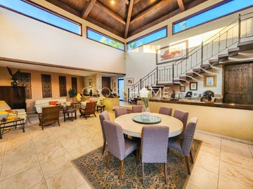 Hermosa casa a la venta de una planta con triple altura estilo Toscana en Querétaro. Vive de vacaciones en esta propiedad de concepto abierto inspirad