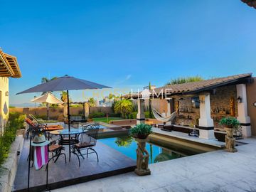 Hermosa casa a la venta de una planta con triple altura estilo Toscana en Querétaro. Vive de vacaciones en esta propiedad de concepto abierto inspirad