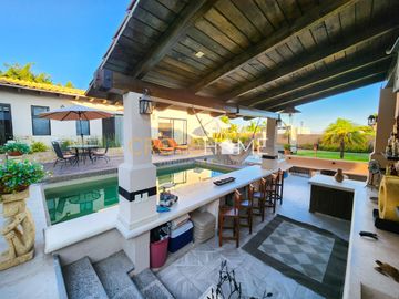 Hermosa casa a la venta de una planta con triple altura estilo Toscana en Querétaro. Vive de vacaciones en esta propiedad de concepto abierto inspirad