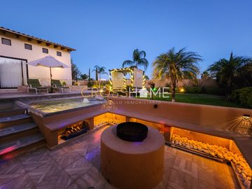 Hermosa casa a la venta de una planta con triple altura estilo Toscana en Querétaro. Vive de vacaciones en esta propiedad de concepto abierto inspirad