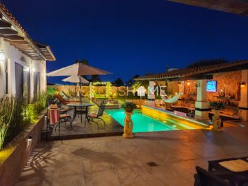 Hermosa casa a la venta de una planta con triple altura estilo Toscana en Querétaro. Vive de vacaciones en esta propiedad de concepto abierto inspirad