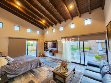 Hermosa casa a la venta de una planta con triple altura estilo Toscana en Querétaro. Vive de vacaciones en esta propiedad de concepto abierto inspirad
