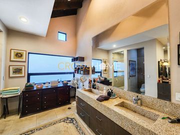 Hermosa casa a la venta de una planta con triple altura estilo Toscana en Querétaro. Vive de vacaciones en esta propiedad de concepto abierto inspirad