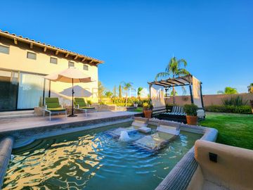 Hermosa casa a la venta de una planta con triple altura estilo Toscana en Querétaro. Vive de vacaciones en esta propiedad de concepto abierto inspirad
