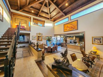 Hermosa casa a la venta de una planta con triple altura estilo Toscana en Querétaro. Vive de vacaciones en esta propiedad de concepto abierto inspirad
