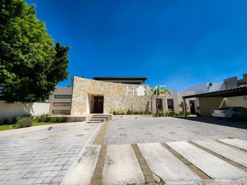 Hermosa casa a la venta de una planta con triple altura estilo Toscana en Querétaro. Vive de vacaciones en esta propiedad de concepto abierto inspirad