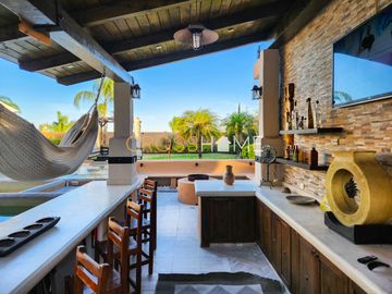Hermosa casa a la venta de una planta con triple altura estilo Toscana en Querétaro. Vive de vacaciones en esta propiedad de concepto abierto inspirad