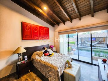 Hermosa casa a la venta de una planta con triple altura estilo Toscana en Querétaro. Vive de vacaciones en esta propiedad de concepto abierto inspirad