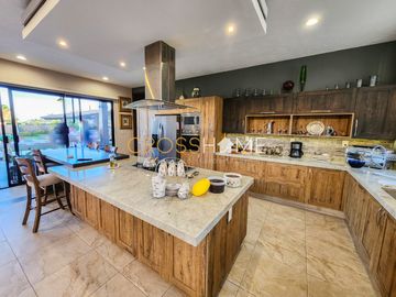 Hermosa casa a la venta de una planta con triple altura estilo Toscana en Querétaro. Vive de vacaciones en esta propiedad de concepto abierto inspirad