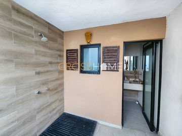 Hermosa casa a la venta de una planta con triple altura estilo Toscana en Querétaro. Vive de vacaciones en esta propiedad de concepto abierto inspirad