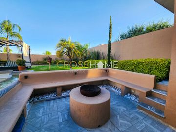 Hermosa casa a la venta de una planta con triple altura estilo Toscana en Querétaro. Vive de vacaciones en esta propiedad de concepto abierto inspirad