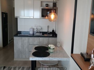 EXCELENTE INVERSIÓN: LOFT AMOBLADO Y EQUIPADO EN BARRANCO LÍMITE CON MIRAFLORES