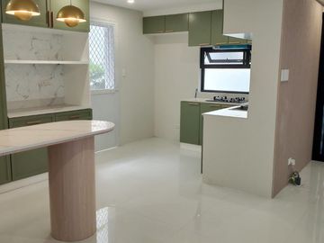 Brand New 3 Storey House and lot For sale 5 Bedroom and 2 Car garage in Greenwoods Pasig City (PH2812)