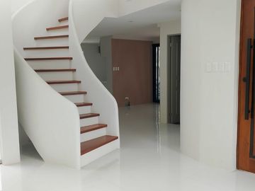 Brand New 3 Storey House and lot For sale 5 Bedroom and 2 Car garage in Greenwoods Pasig City (PH2812)