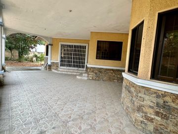 Pre-owned Bungalow with 850 sqm lot area in Mediccion Imus Cavite