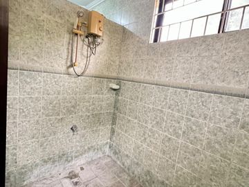 Pre-owned Bungalow with 850 sqm lot area in Mediccion Imus Cavite