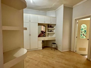 Pre-owned Bungalow with 850 sqm lot area in Mediccion Imus Cavite
