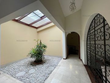 Venta de Encantadora Residencia Remodelada en Zona Residencial
