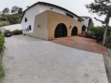 VENDO PRECIOSA RESIDENCIA EN CASUARINAS SURCO!! LISTA PARA MUDARSE