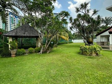 RUMAH GOLF VIEW di Jl SEKOLAH KENCANA, PONDOK INDAH