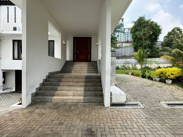 RUMAH GOLF VIEW di Jl SEKOLAH KENCANA, PONDOK INDAH