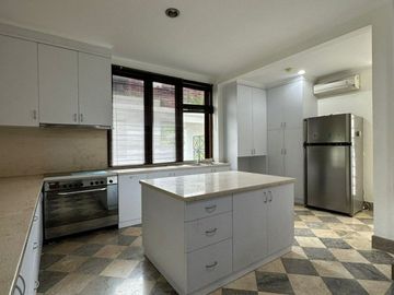 RUMAH GOLF VIEW di Jl SEKOLAH KENCANA, PONDOK INDAH